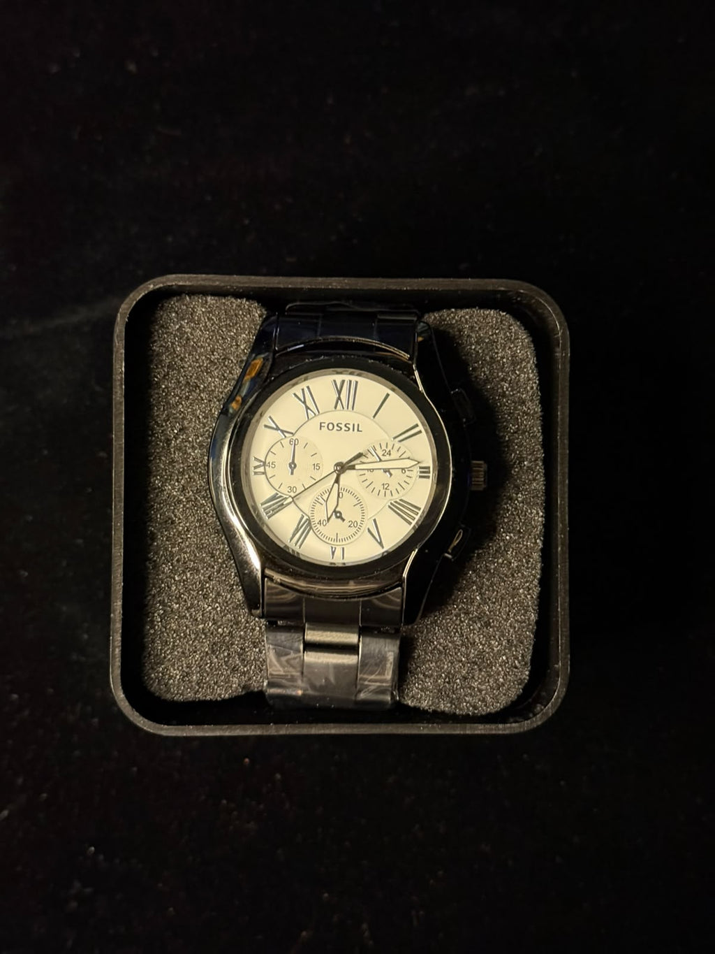 Reloj Fossil Cronógrafo con Esfera Blanca, Números Romanos y Caja Oscura
