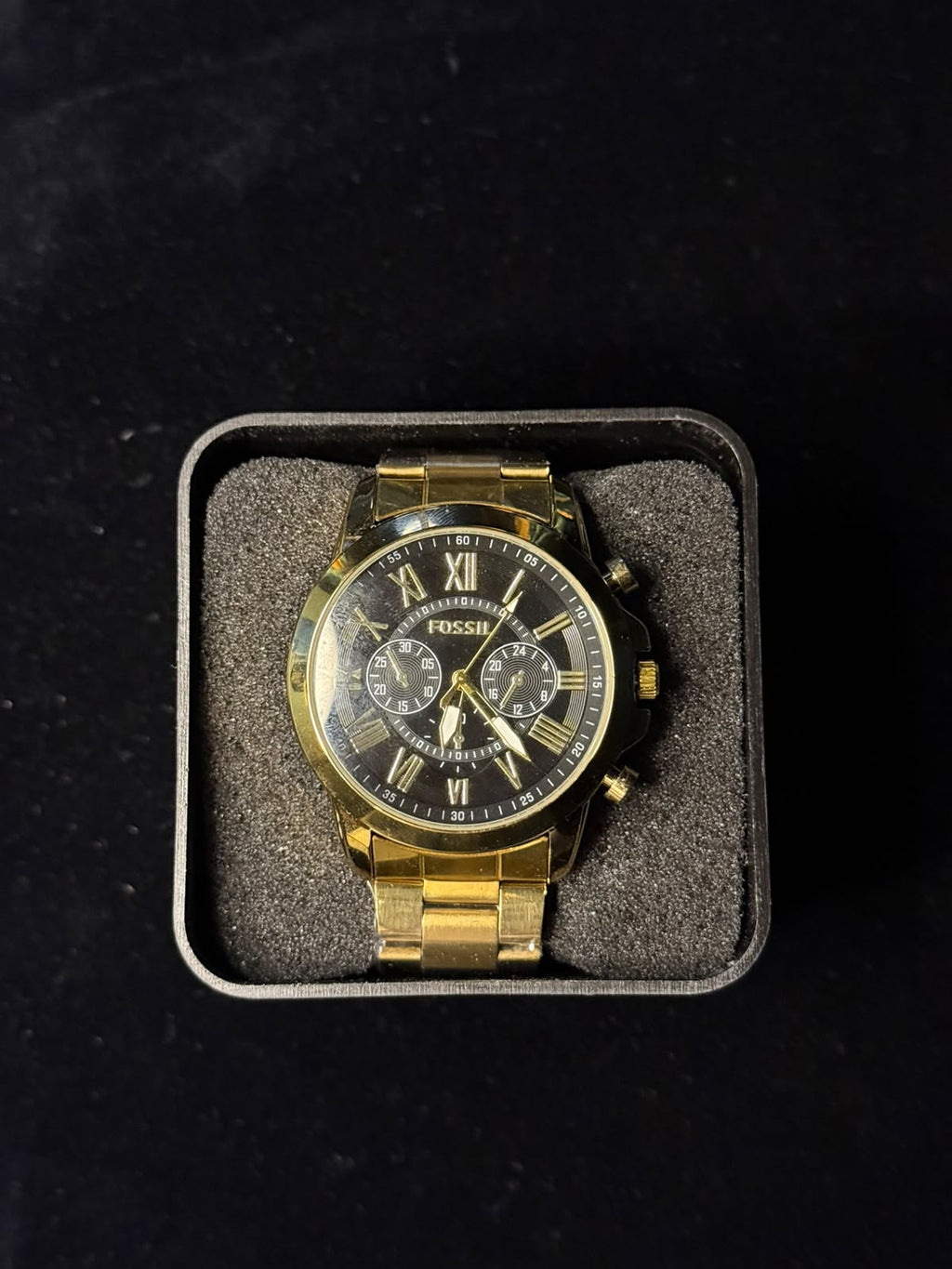 Reloj Fossil Cronógrafo Dorado con Esfera Negra y Números Romanos