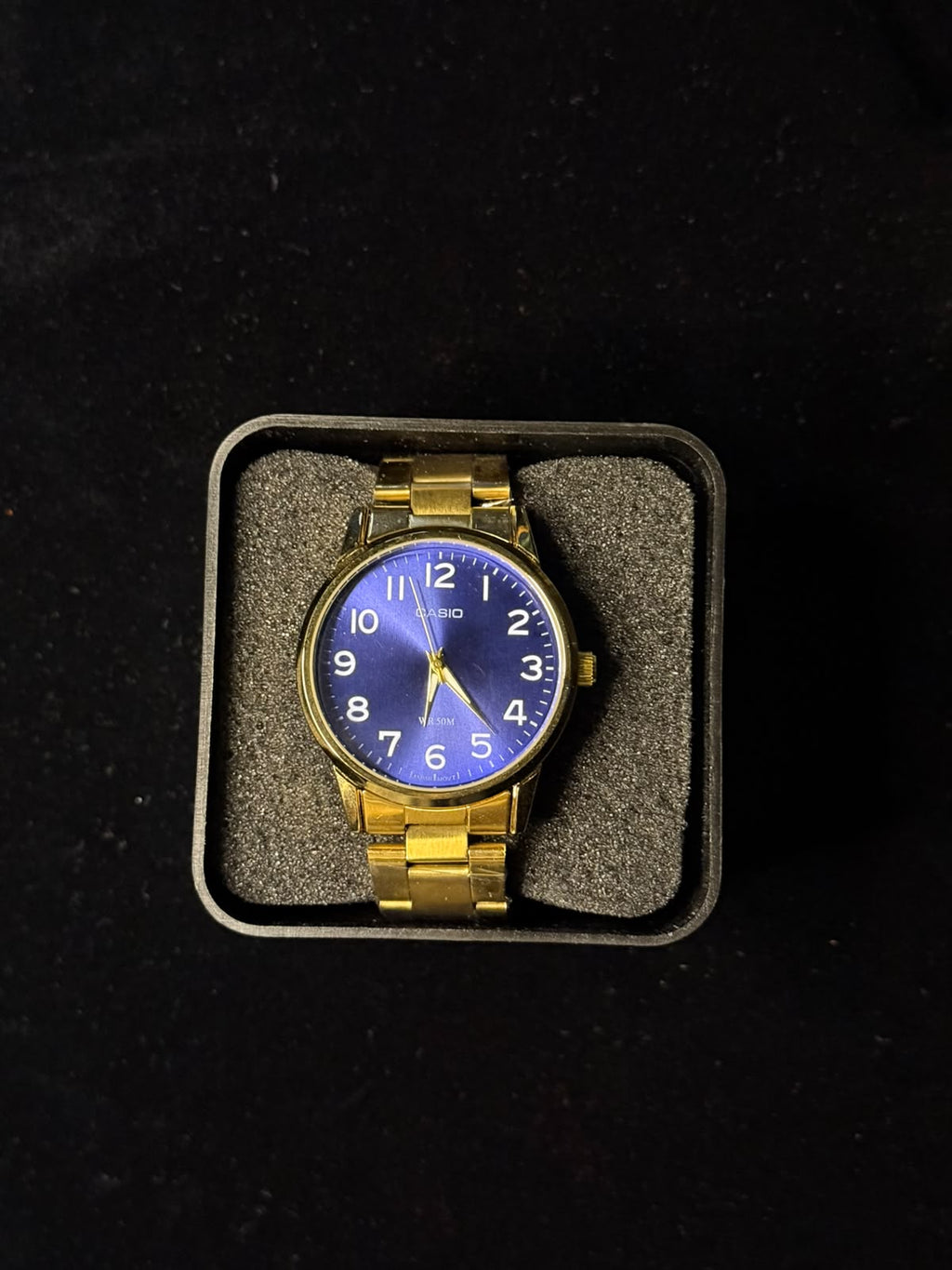 Reloj Casio Analógico Dorado con Esfera Azul y Números Arábigos