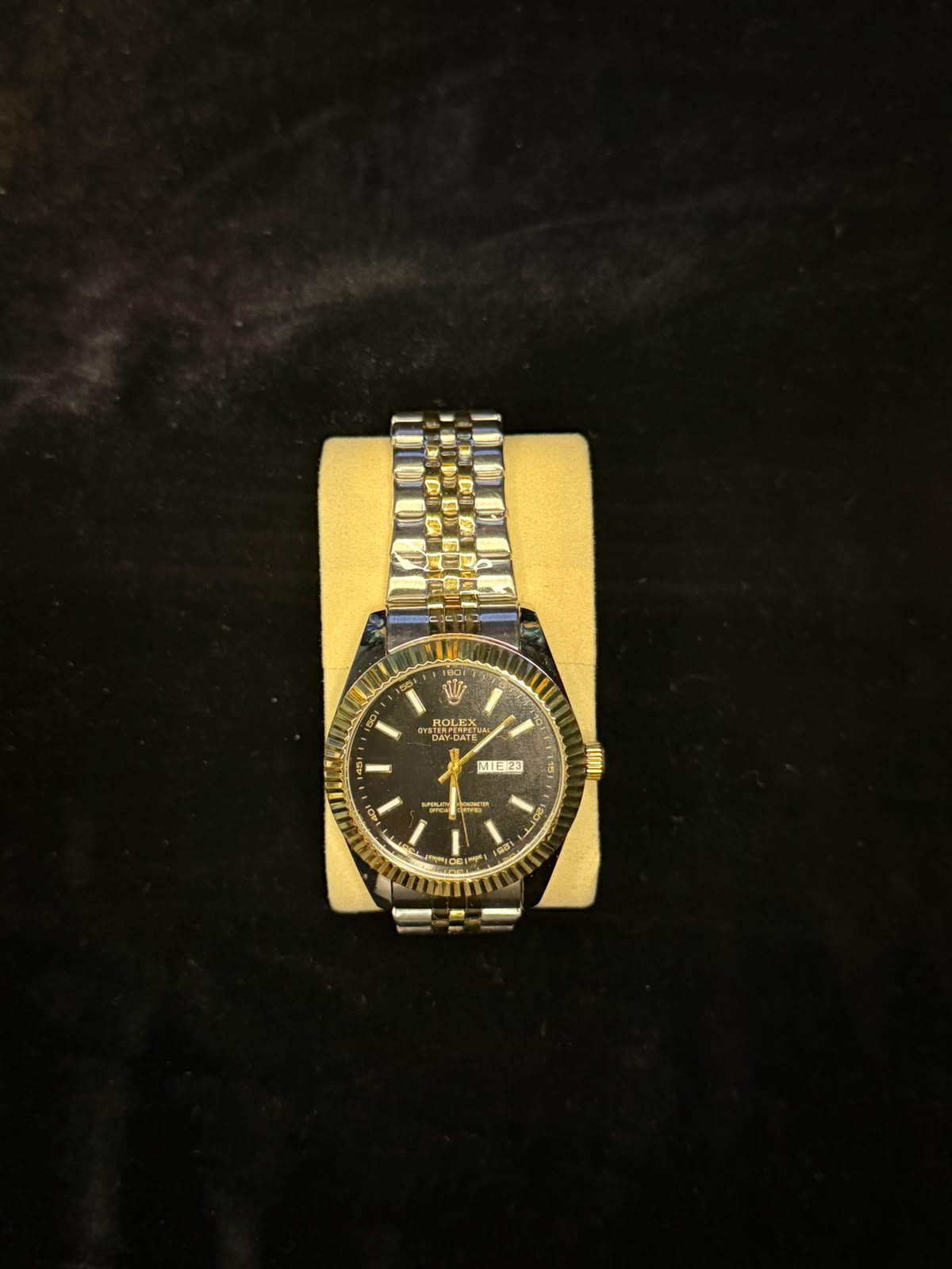 Reloj Rolex Oyster Perpetual Day-Date con Esfera negra y Bisel Estriado de Acero