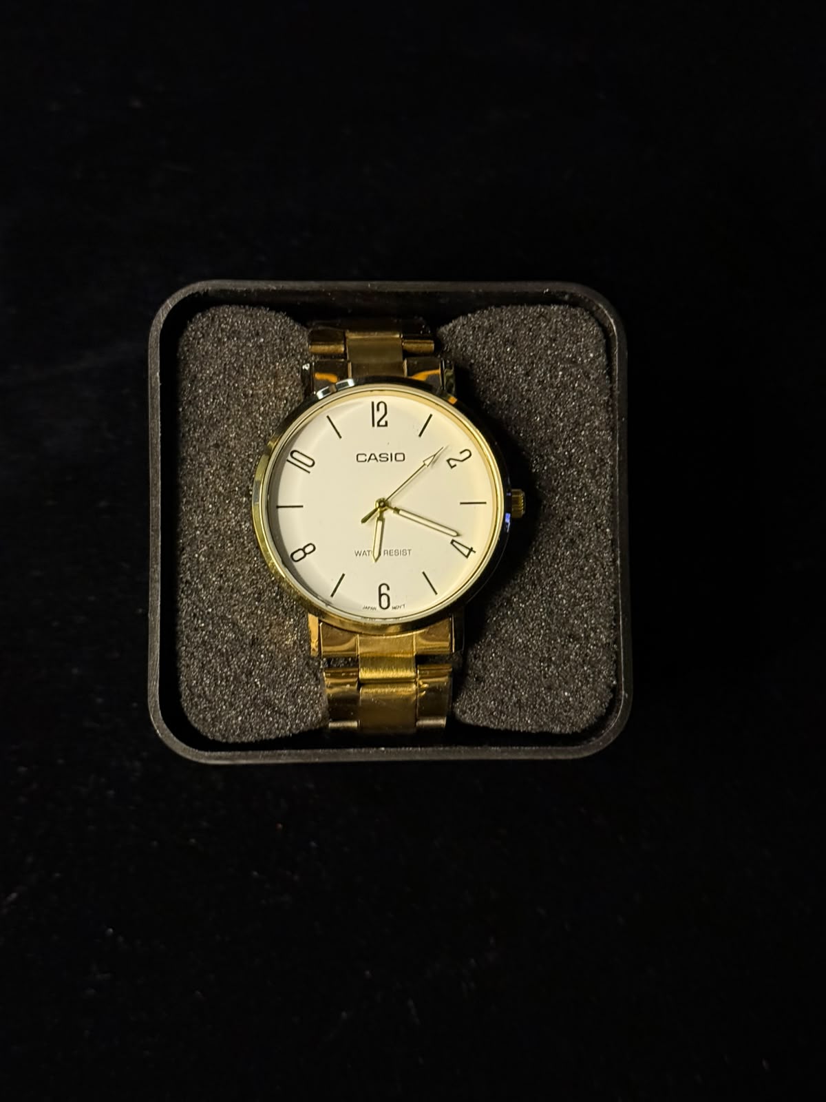 Reloj Casio Analógico Minimalista Dorado con Esfera Blanca y Correa Metalica