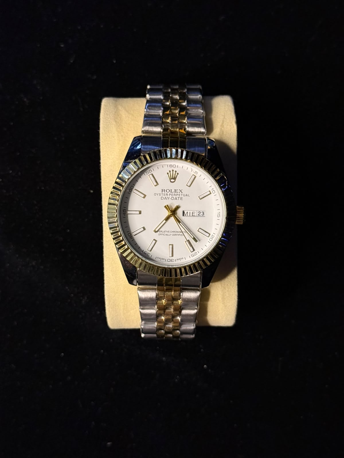 Reloj Rolex Perpetual Day-Date con Esfera Blanca y Bisel Estriado