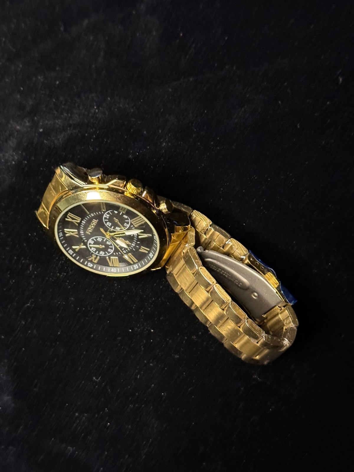 Reloj Fossil Cronógrafo Dorado con Esfera Negra y Números Romanos
