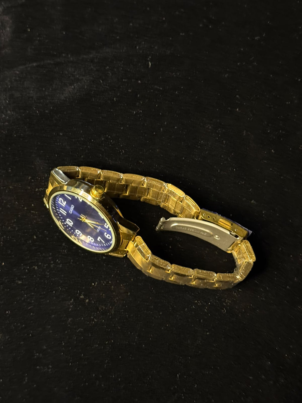 Reloj Casio Analógico Dorado con Esfera Azul y Números Arábigos