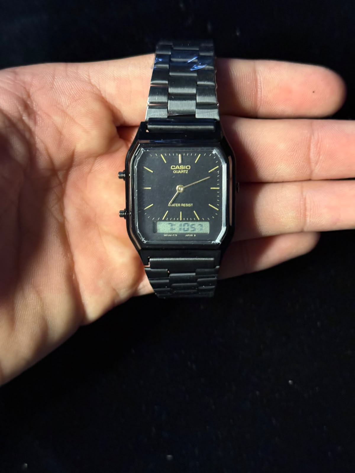 Reloj Casio AQ230 de Acero Inoxidable con Acabado Oscuro y Esfera Negra