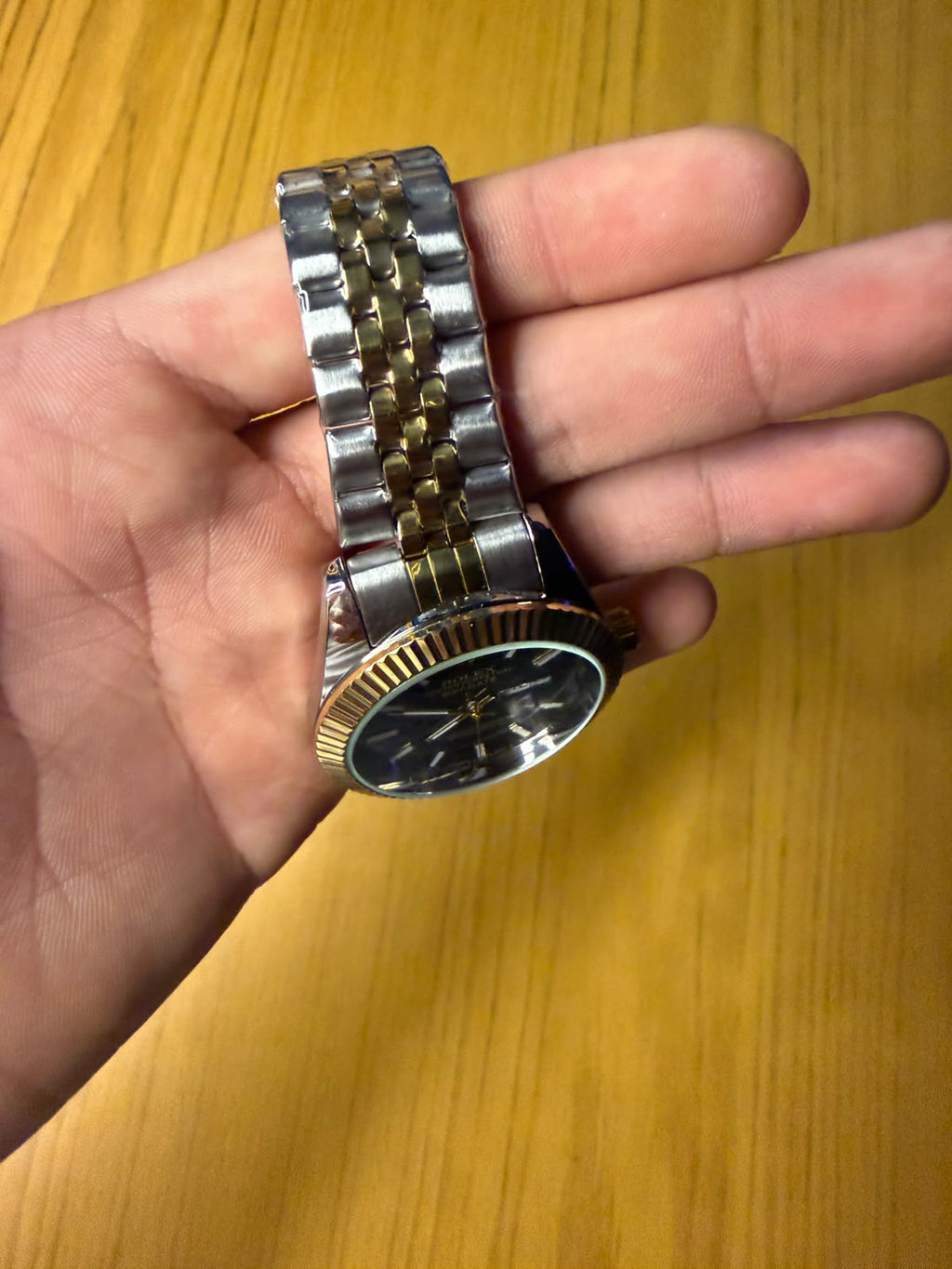 Reloj Rolex Perpetual Day-Date con Esfera Blanca y Bisel Estriado