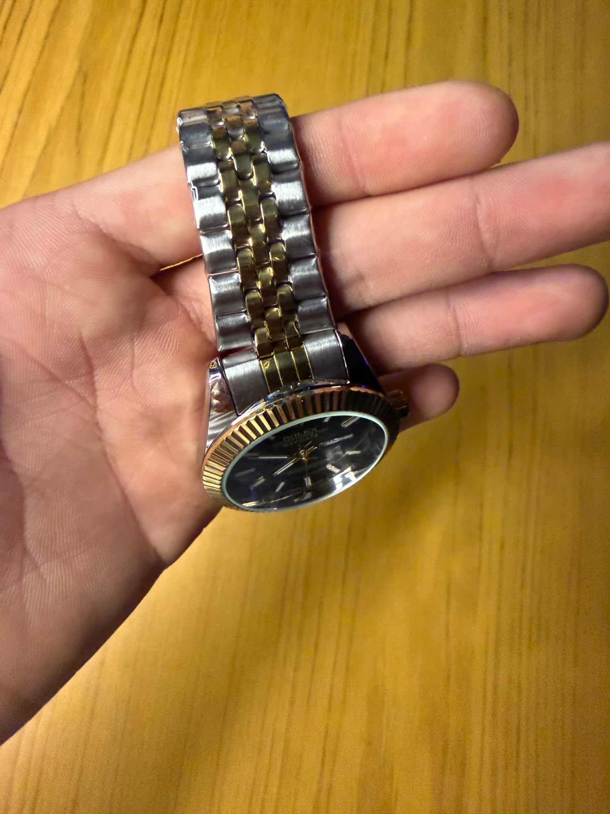 Reloj Rolex Perpetual Day-Date con Esfera Blanca y Bisel Estriado