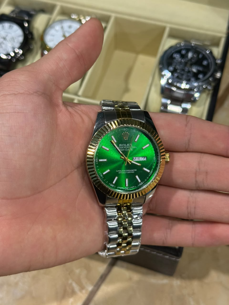 Reloj Rolex Oyster Perpetual Day-Date – Esfera Verde Esmeralda con Bisel Estriado y Brazalete Two-Tone